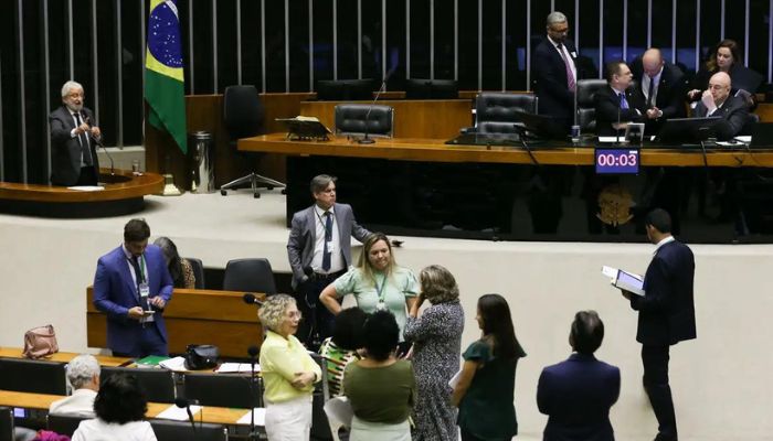 Câmara criminaliza cenas de nudez criadas por inteligência artificial